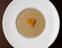 Crema suave de boletus y piñones con toque de nata.